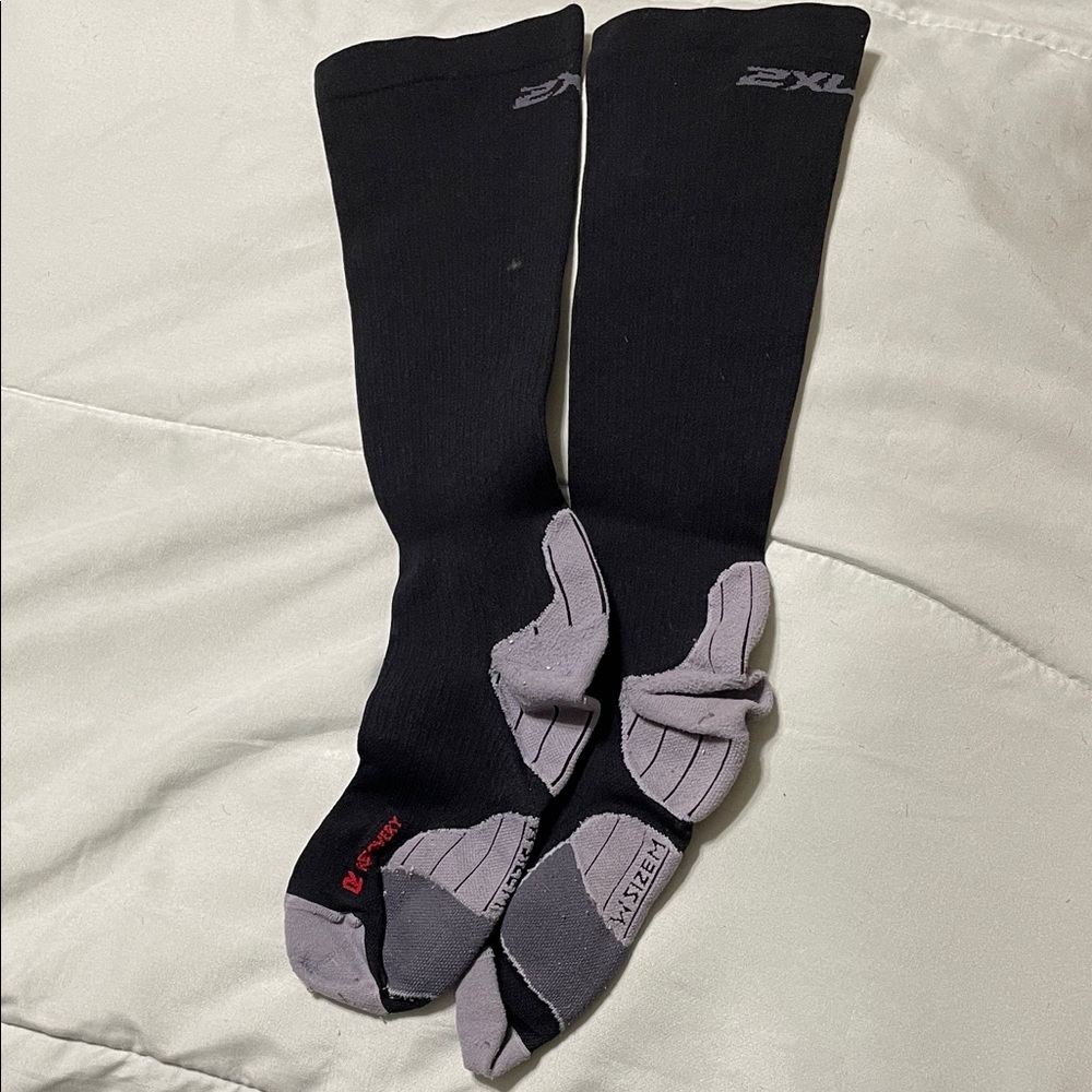 2XU Black Athletic Compression Socks with Gray Reinforced Soles